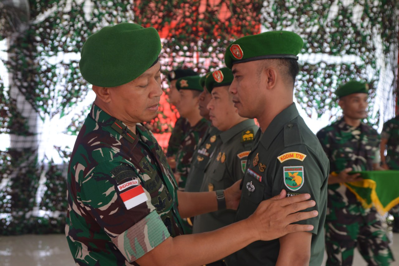 Sejumlah Anggota Kodim 1710 Mimika Menerima Kenaikan Pangkat Di Periode