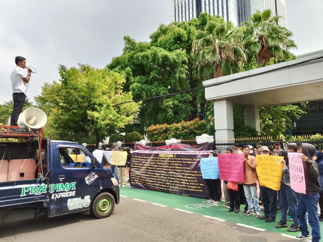 Aksi Demonstrasi Ratusan Anggota FMPB Guncang Kantor Mahkamah Agung RI