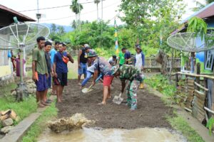 Wujud Kepedulian, Satgas TMMD dan Warga Kompak Perbaiki Jalan Desa
