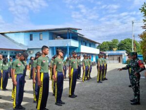 Babinsa Koramil Timika Latih Baris Berbaris Siswa SMA Taruna Mimika