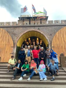 Keseruan Aki-aki dan Nini-nini dari Kelas 2 IPA 3 SMAN IX Bulungan Tahun 1978 Reunian dengan Jalan-jalan ke Bandung