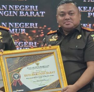 Kejari Kotawaringin Barat Raih Penghargaan Predikat Zona Integritas WBK