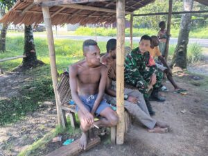 Babinsa Koramil 1710-07 Mapurujaya Laksanakan Komsos dengan Warga