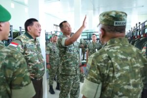 Wakil Panglima TNI Dampingi Menhan RI Kunjungi Yonif TP 852 ABY