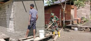 Personel TMMD ke-127 Kodim 1514 Morotai Bersama Warga Laksanakan Pelesteran MCK di Desa Dehegila