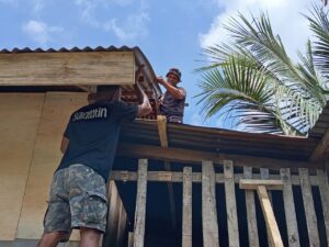 Personel TMMD ke-127 Kodim 1514 Morotai Lanjutkan Pekerjaan Flur Lantai dan Pemasangan Lisplang RTLH