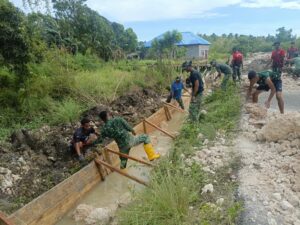 Personel Satgas TMMD ke-127 Kodim 1514 Morotai Laksanakan Pemasangan Mal dan Pengecoran Drainase di Gotalamo