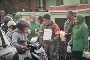 Berbagi Kebahagiaan di Bulan Suci Ramadan, Koramil Kokonao dan Koramil Timika Bagikan Takjil ke Masyarakat
