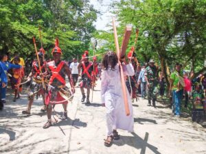 Pengamanan Humanis Babinsa Mapurujaya di Prosesi Ibadah dan Jalan Salib
