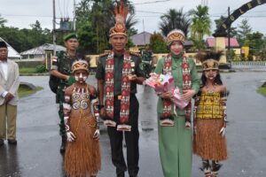 Kodim 1710 Mimika Gelar Tradisi Penyambutan Dandim dan Ketua Persit KCK