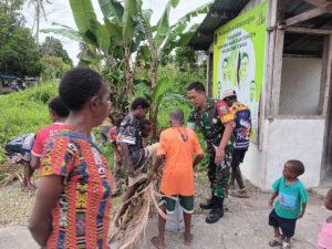 Babinsa Koramil 1710-07 Mapurujaya Ajak Warga Gotong Royong Bersihkan Halaman Gereja