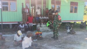 Babinsa Koramil Mapurujaya Laksanakan Komsos Bersama Warga Kampung Fanamo