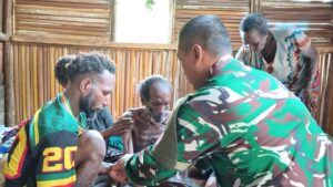 Tim Kesehatan Satgas TMMD Gerak Cepat Layani Warga yang Sakit