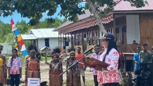 Antusiasme Tinggi Warnai Upacara Hardiknas di SD Naena Kekwa Bersama Satgas TMMD Kodim 1710 Mimika