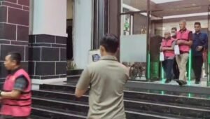 Kejari Jakpus Terima Penyerahan Enam Tersangka beserta Barang Bukti Terkait Kasus Korupsi Tata Kelola Pertamina