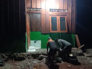 Pantang Menyerah hingga Malam, Satgas TMMD Ke-129 Kodim 1807 Sorsel Lembur Finishing Rumah Type 36 untuk Warga Kampung Sesor