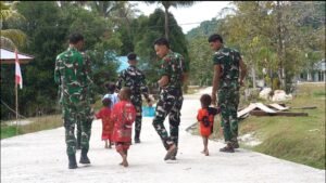Senyum Anak-Anak Warnai Hasil Pembangunan Jalan Cor 250 Meter TMMD Ke-129 di Kampung Sesor
