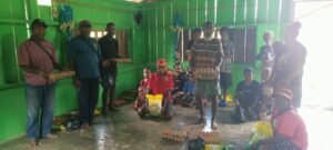 Sembako Untuk Warga, Kepala Suku Besar Senggi Matias Mangu Ajak Warga Kecam Pembunuhan Warga Sipil di Yahukimo