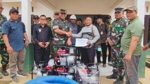TNI Perkuat Penanganan Karhutla di Melawi, Salurkan Peralatan Pemadam kepada Masyarakat