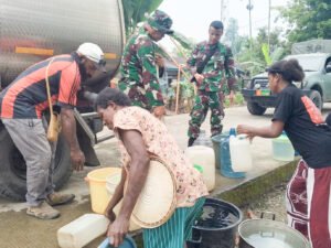 Distribusi Air Bersih kepada Warga, Koramil 1710-03 Kuala Kencana Bantu Penuhi Kebutuhan Masyarakat