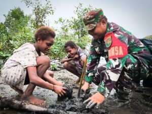 Jaga Kelestarian Lingkungan, Kodim 1710 Mimika Tanam Mangrove Sambut HUT ke-81 TNI