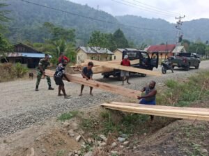 Penuh Semangat, Gotong Royong Satgas TMMD Kodim 1808 Mansel Bersama Masyarakat