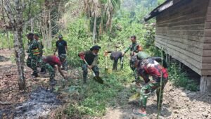 Gotong Royong, Anggota Kodim 1808 Mansel Bersama Masyarakat Bersihkan Lokasi Pembangunan MCK