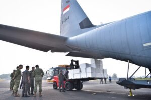 TNI Kirim 9,6 Ton Material Modifikasi Cuaca untuk Percepatan Penanganan Karhutla di Kalsel