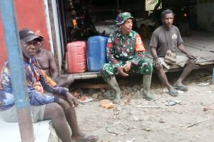 Lewat Silaturahmi, Babinsa Potowaiburu Ajak Warga Waspadai Karhutla