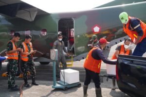 Percepat Penanganan Karhutla, TNI Semai 11,2 Ton Garam Dukung OMC di Kalimantan