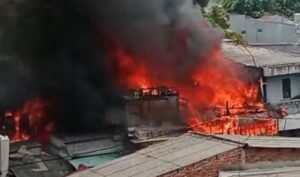 Kebakaran Dahsyat Ludeskan 23 Rumah di Keadilan Tamansari Jakarta Barat